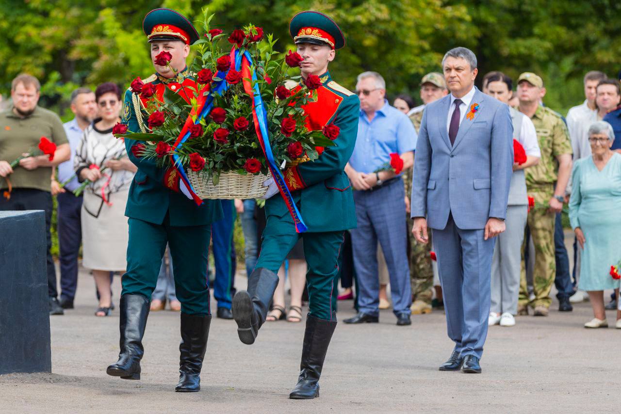 Глава ЛНР Леонид Пасечник почтил память погибших в годы Великой  Отечественной войны | 22.06.2024 | Луганск - БезФормата